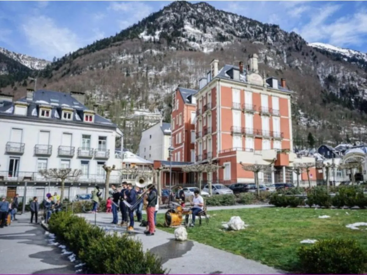 Appartement Renove 4-6 Pers, Centre-Ville Cauterets Avec Balcon Et Wifi, A 600M Des Pistes - Fr-1-401-249 0*,  Frankreich